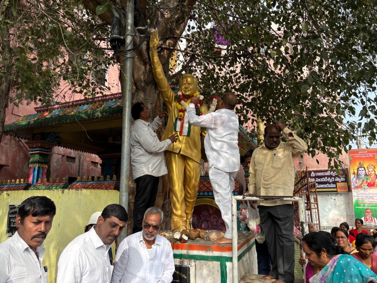 పీజేఆర్ విగ్రహానికి పూలమాల వేసి నివాళులు అర్పించిన కార్పొరేటర్ వెంకటేష్ గౌడ్