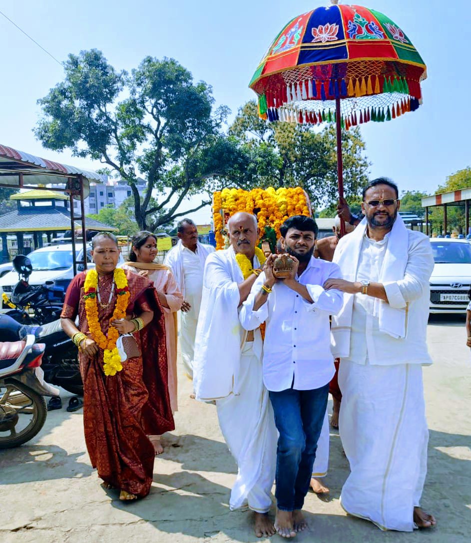 వెంగమాంబ అమ్మవారి పల్లకి మోసిన దారపనేని