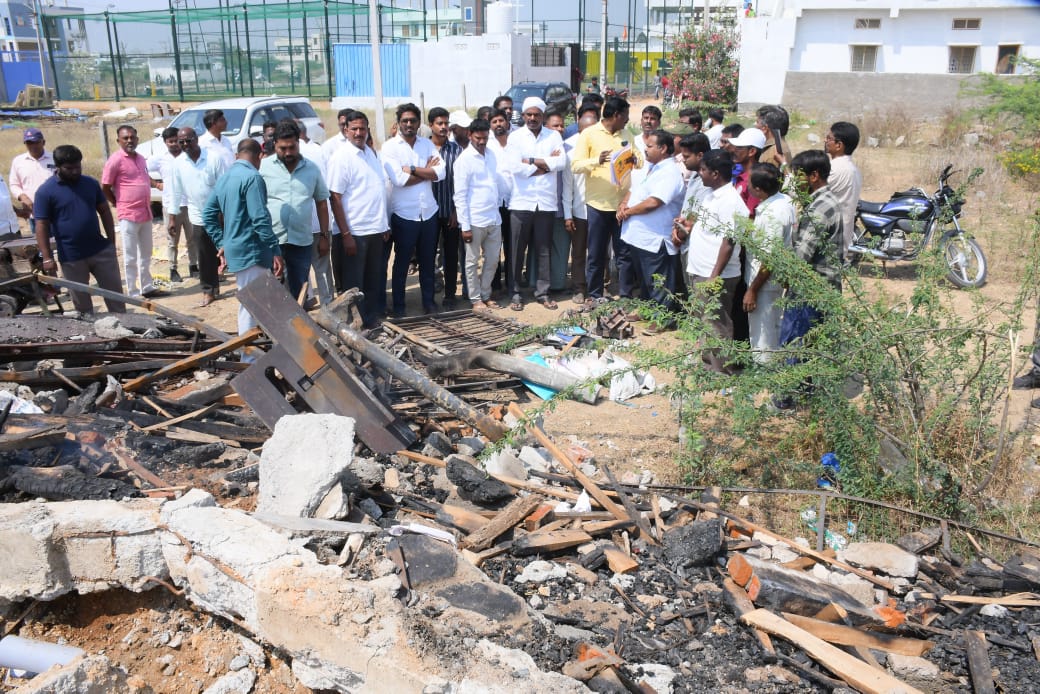 ఫర్నిచర్ షాప్ దగ్ధం పరిశీలించిన ఎమ్మెల్యే