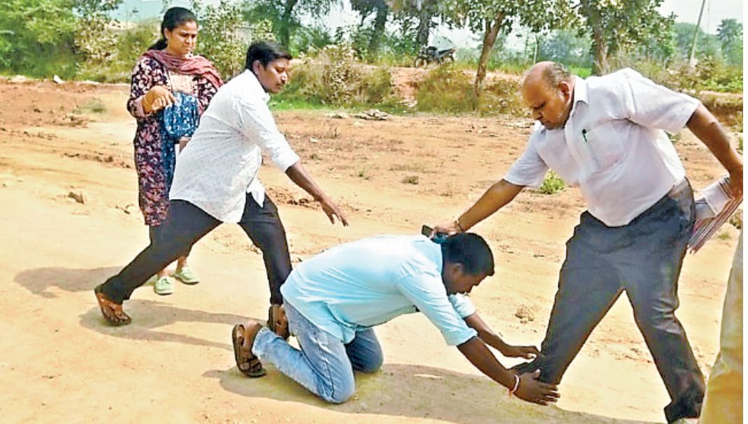 కాళ్లు మొక్కుతా.. భూ పరిహారం ఇప్పించండి