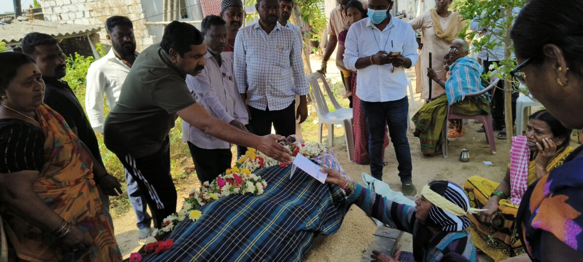 భౌతిక దేహానికి పూలమాల వేసి నివాళులర్పించిన  వర్ధన్నపేట ఎమ్మెల్యే