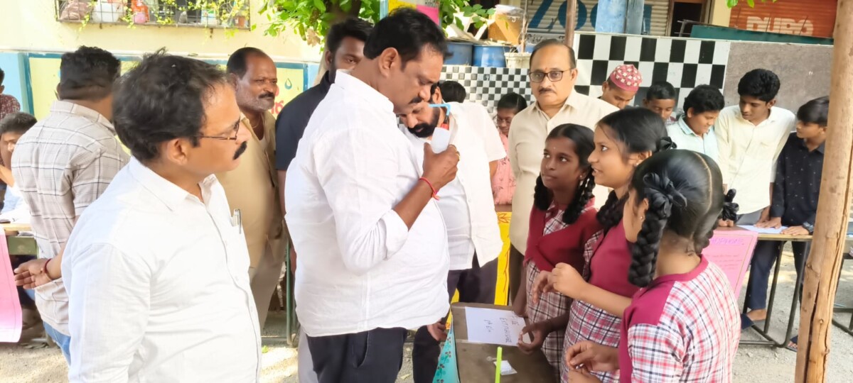 జిల్లా పరిషత్ హైస్కూల్ లో విజ్ఞాన ప్రదర్శన – విద్యార్థుల ప్రతిభకు కార్పొరేటర్ ప్రశంసలు