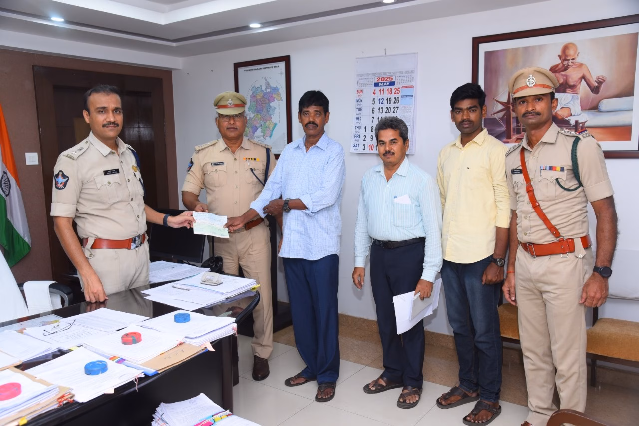 ఉద్యోగ విరమణ చేసిన హోంగార్డు కుటుంబానికి ‘చేయూత’ అందజేత