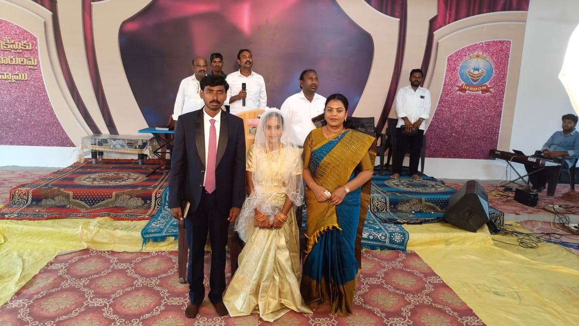 నూతన వధూవరులను అక్షింతలు వేసి ఆశీర్వదించిన ఏపీ ప్రభుత్వ విప్,