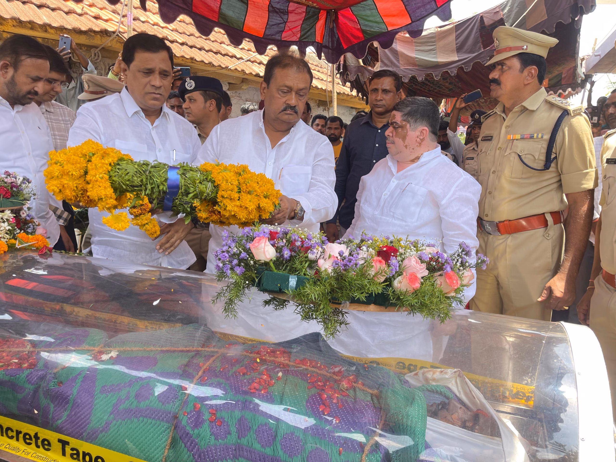 విధి నిర్వహణలో మరణించిన పోలీసు వడ్ల శ్రీధర్ కుటుంబాన్ని ప్రభుత్వ