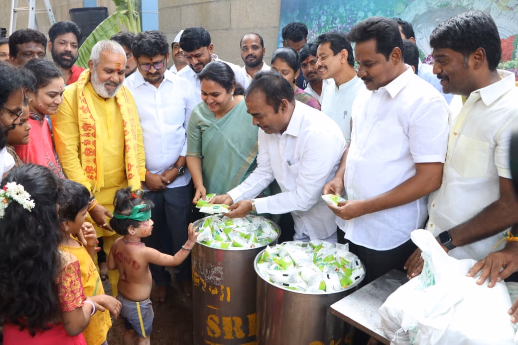 నగరపాలక సంస్థ ఆధ్వర్యంలో భక్తులకు త్రాగునీరు, మజ్జిగ పంపిణీ