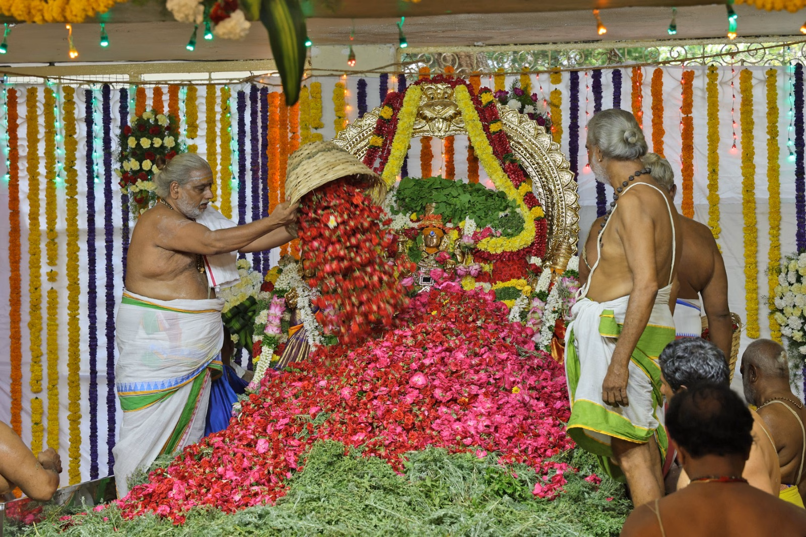 క‌పిలేశ్వ‌రాల‌యంలో వైభవంగా పుష్ప‌యాగం
