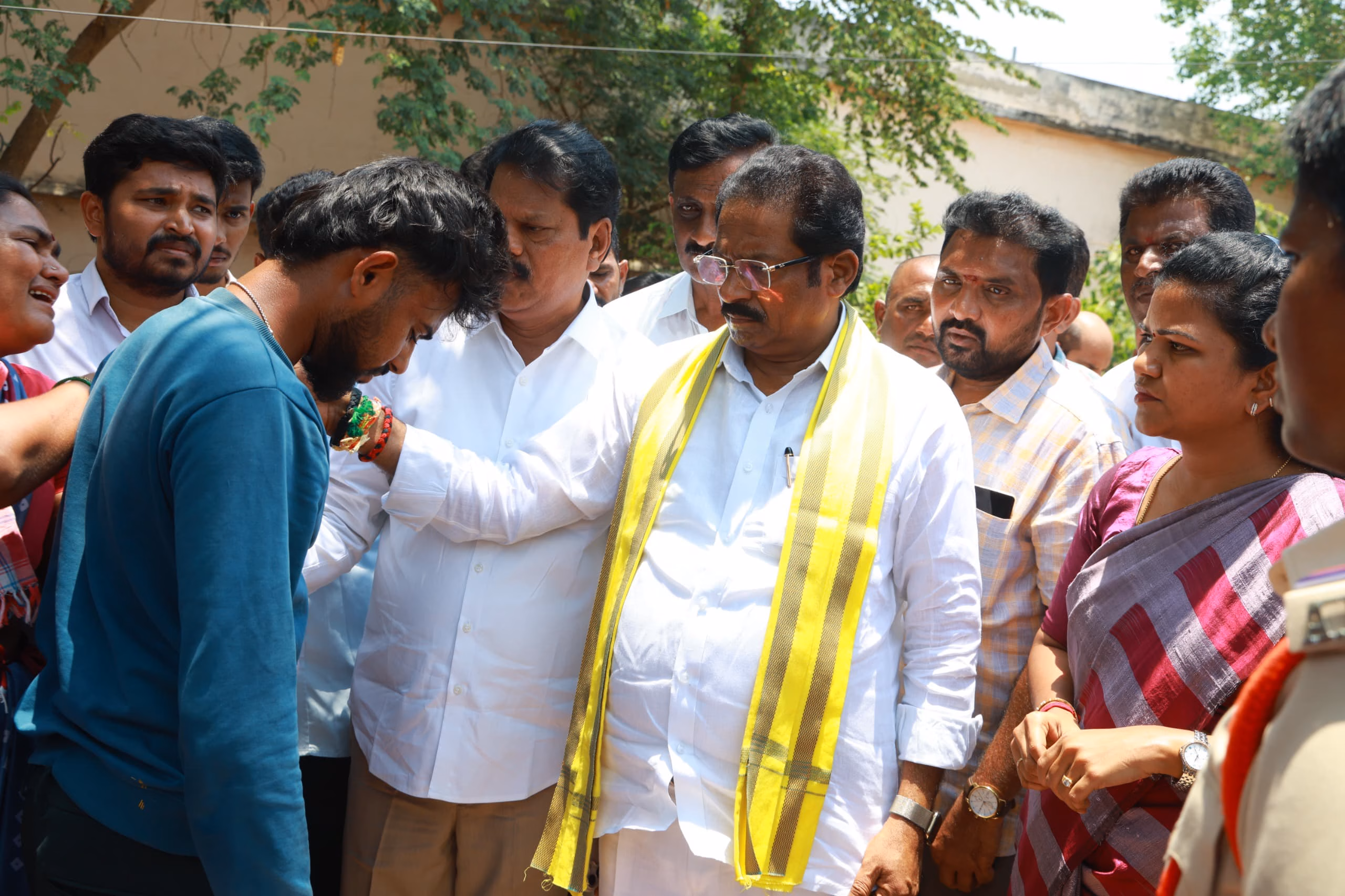 మృతదేహాలను సందర్శించిన ప్రభుత్వ చీఫ్ విప్ జీవి