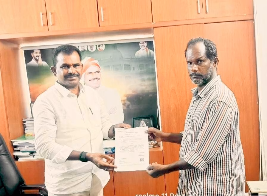 బాధిత కుటుంబానికి LOC అందజేసిన ఎమ్మెల్యే