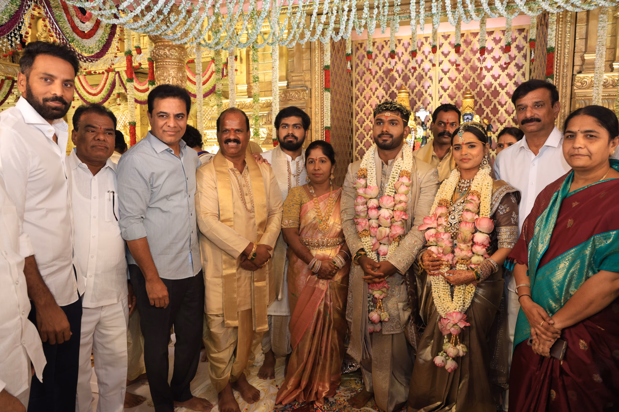 మల్లేపల్లి సోమిరెడ్డి కుమారుని వివాహానికి హాజరైన మాజీ మంత్రి