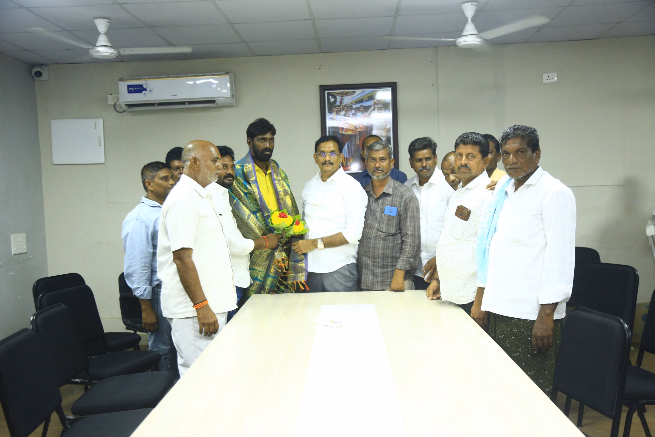 ఎంపి కేశినేని శివ‌నాథ్ (చిన్ని) ను మ‌ర్యాద‌పూర్వ‌కంగా