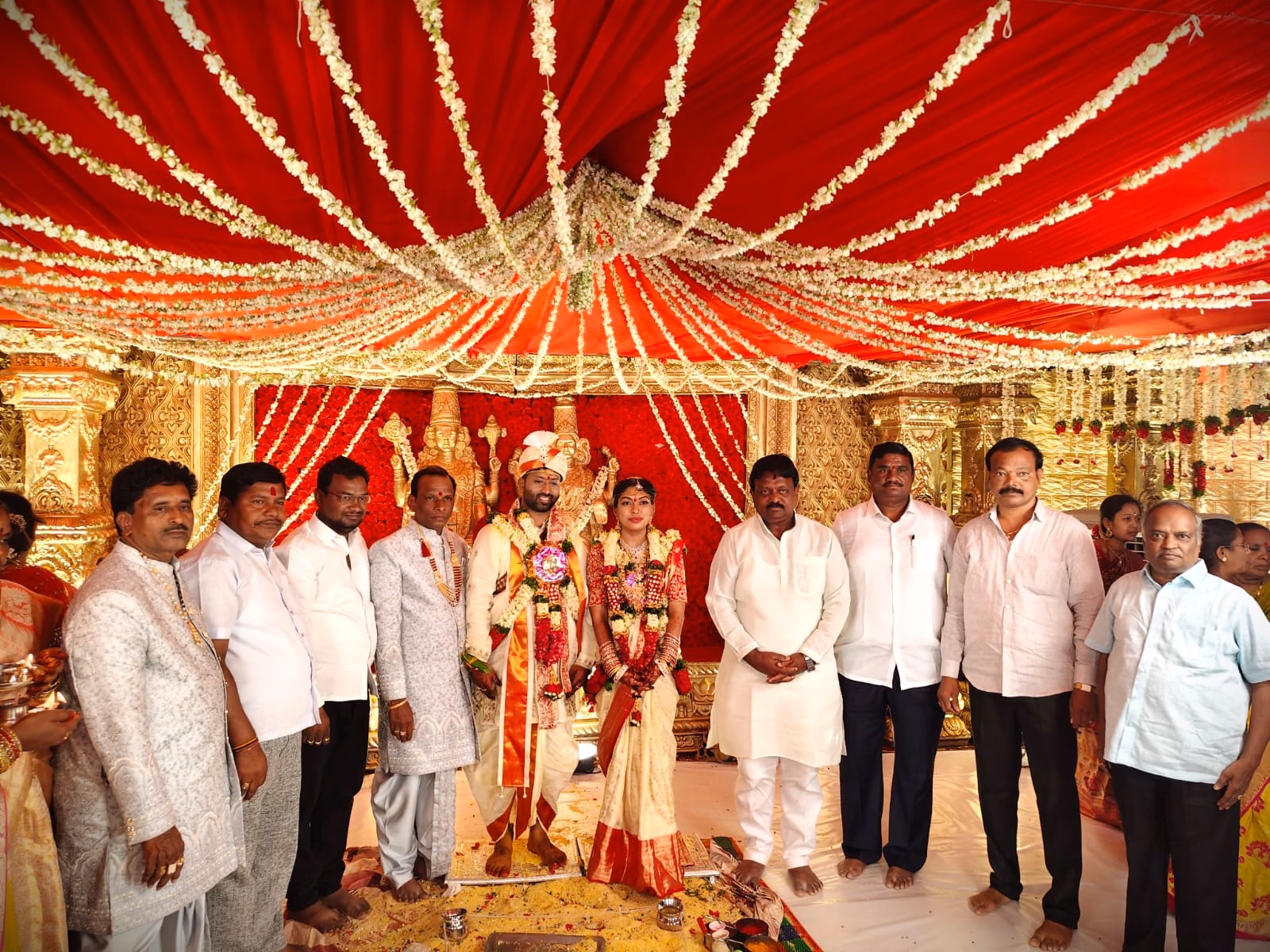 నూతన వధూవరులను ఆశీర్వదించిన కోలన్ హన్మంత్ రెడ్డి