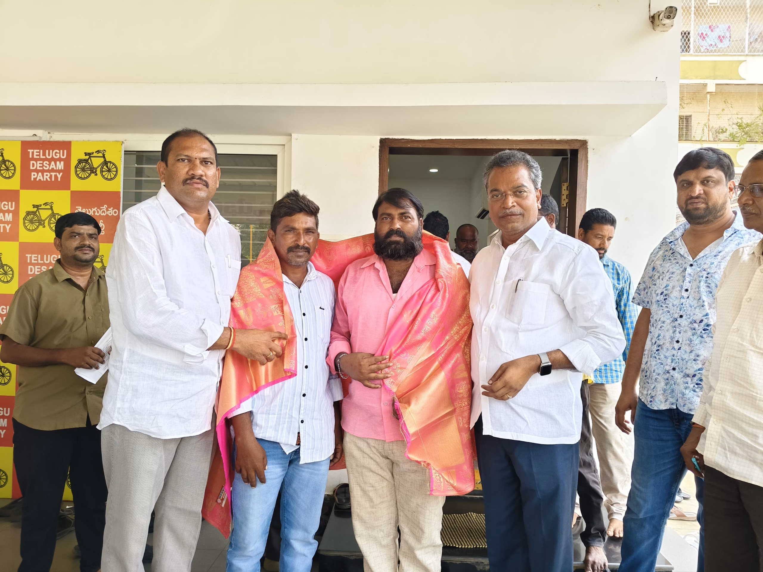 మైలవరం శాసనసభ్యులు  వసంత వెంకట కృష్ణప్రసాదు ని కలిసిన