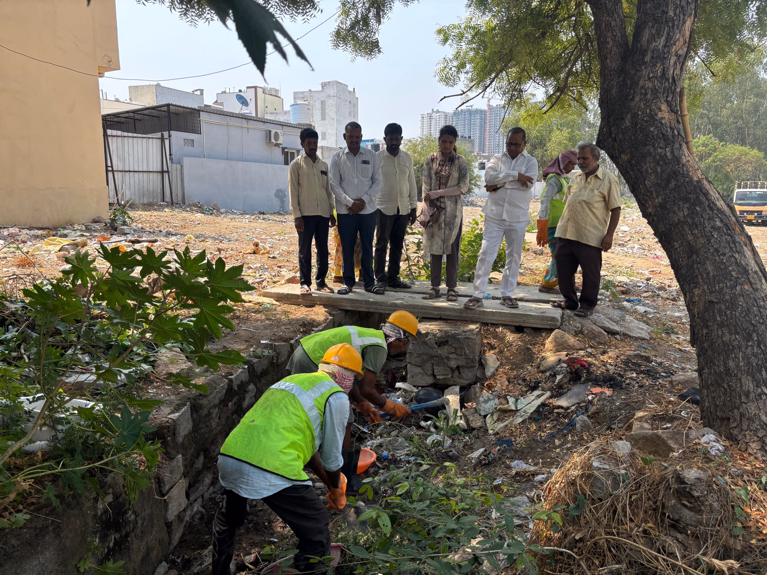ఓపెన్ నాలా డీసిల్టింగ్ పనులను పరిశీలించిన కార్పొరేటర్ వెంకటేష్ గౌడ్