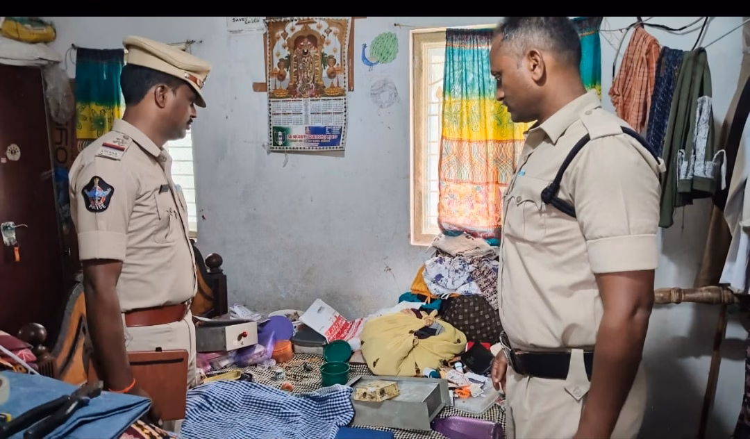 ఎడ్లపాడులో దొంగలు హల్ చల్వరసగా రెండు ఇళ్లలో చోరీ