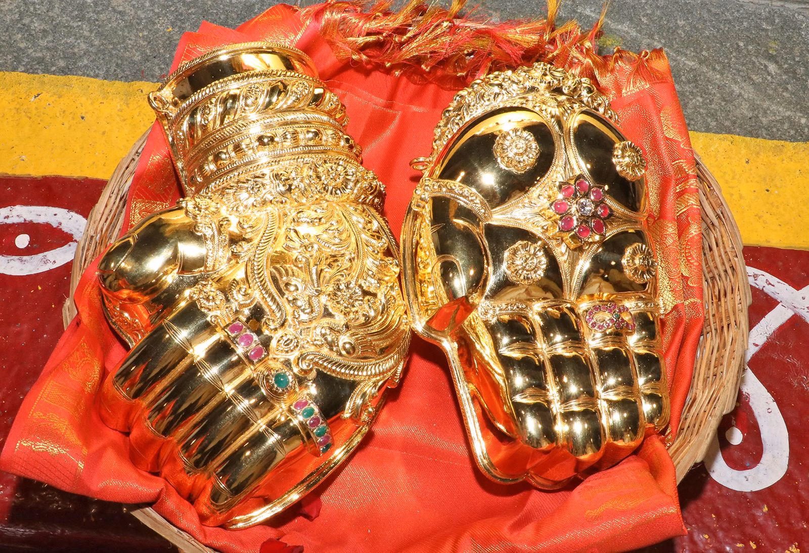 శ్రీ‌వారికి బంగారు క‌ఠి, వ‌ర‌ద హ‌స్తాలు విరాళం