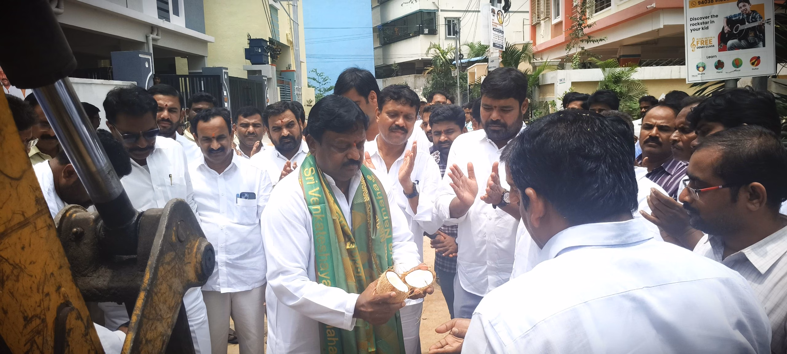 కాంగ్రెస్ పార్టీ ఇంచార్జి కొలన్ హన్మంత్ రెడ్డి చొరవతో రోడ్డు ప్రారంభం