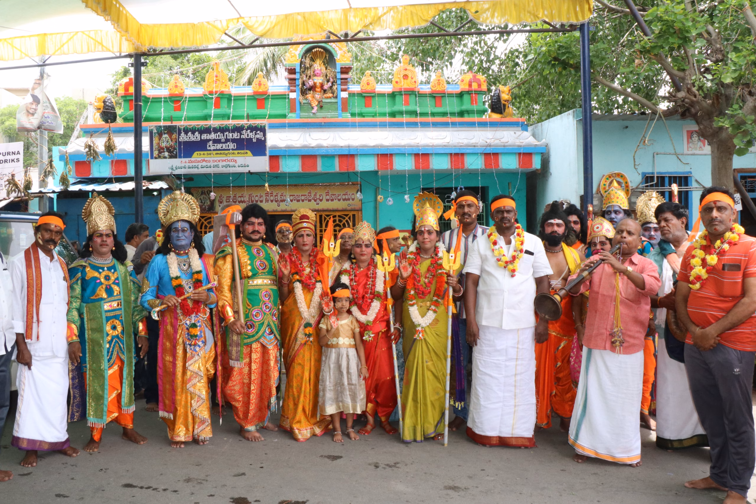గంగమ్మ ఆలయం వద్ద ఆకట్టుకున్న వేషధారణలు..*