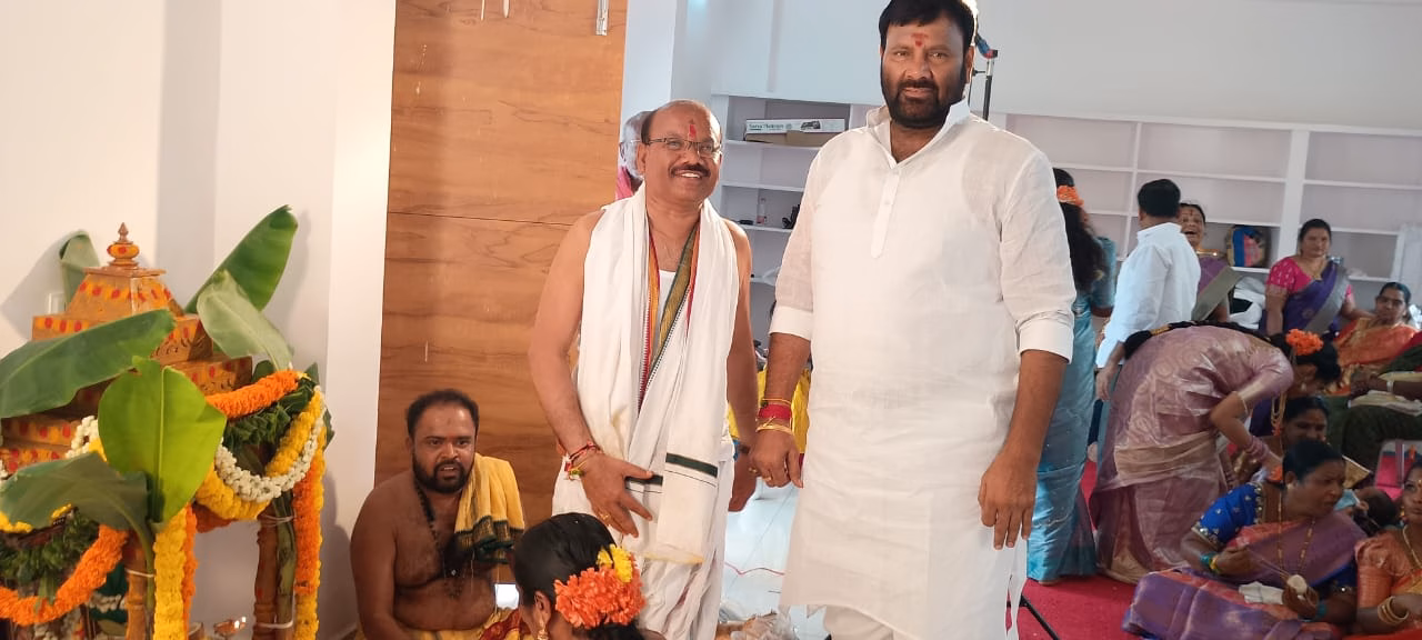 నూతన గృహప్రవేశంలో పాల్గొన్న మాజీ ఎమ్మెల్యే కూన శ్రీశైలం గౌడ్