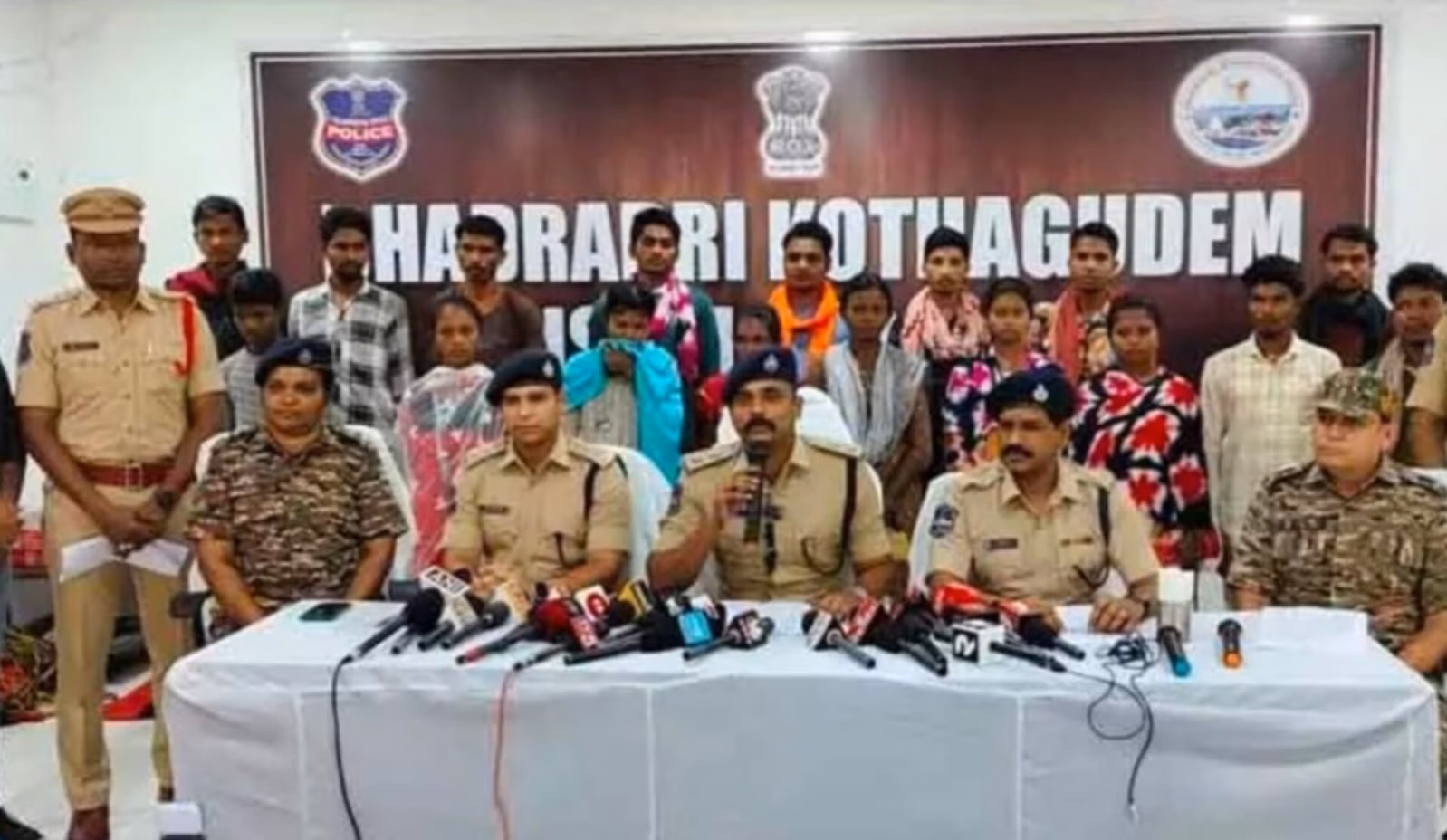 కొత్తగూడెం జిల్లాలో 17 మంది మావోయిస్టుల లొంగుబాటు