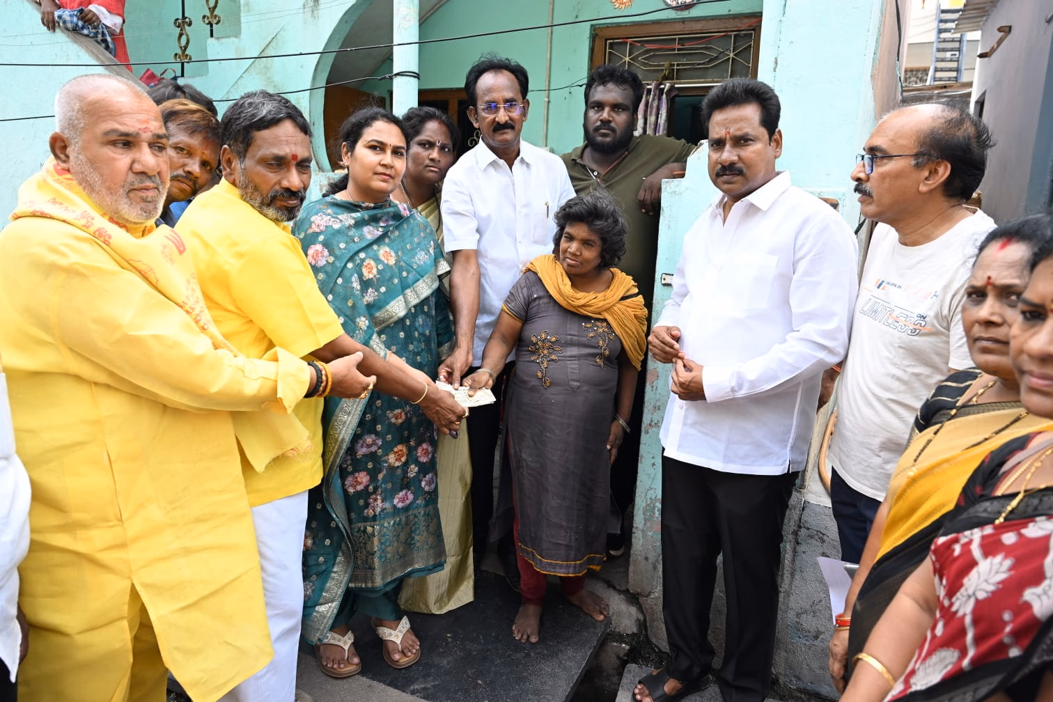 ఎస్టివి నగర్ లో పింఛన్లు పంపిణీ