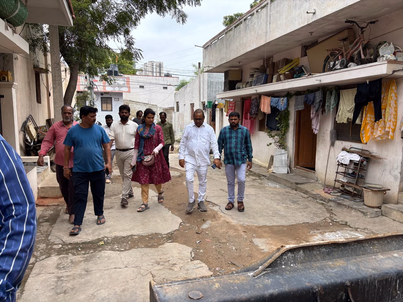 సీసీ రోడ్డు నిర్మాణ పనులను పరిశీలించిన కార్పొరేటర్ వెంకటేష్ గౌడ్