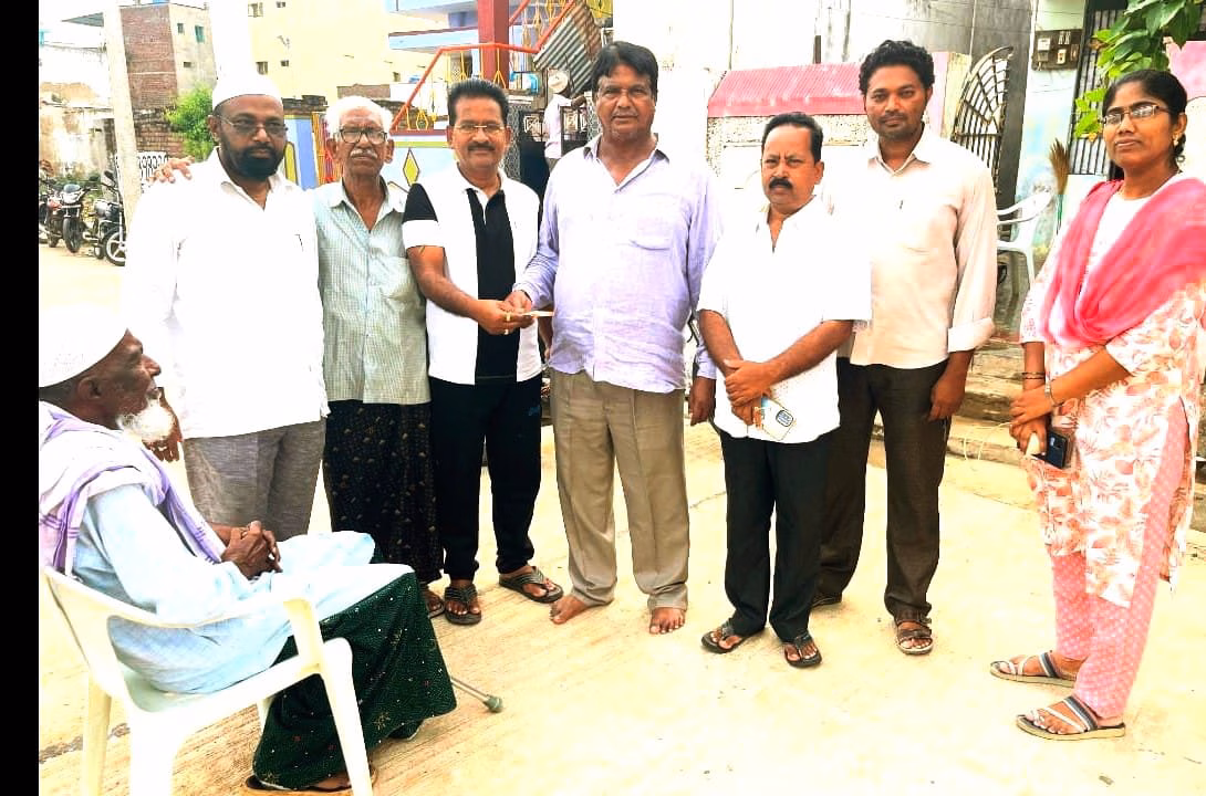 ఎన్టీఆర్ భరోసా పెన్షన్లను పంపిణీ చేసిన టిడిపి ముస్లిం శ్రేణులు షంషూర్, హాజీ గౌస్
