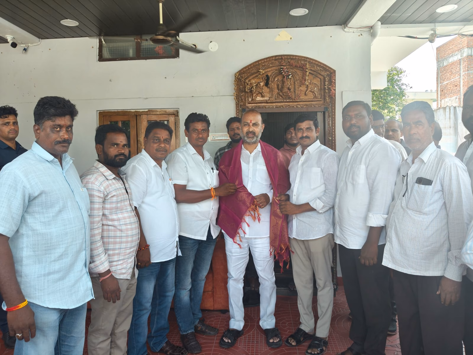 కేంద్ర మంత్రి కీ శుభాకాంక్షలు తెలిపిన బిజెపి నాయకులు