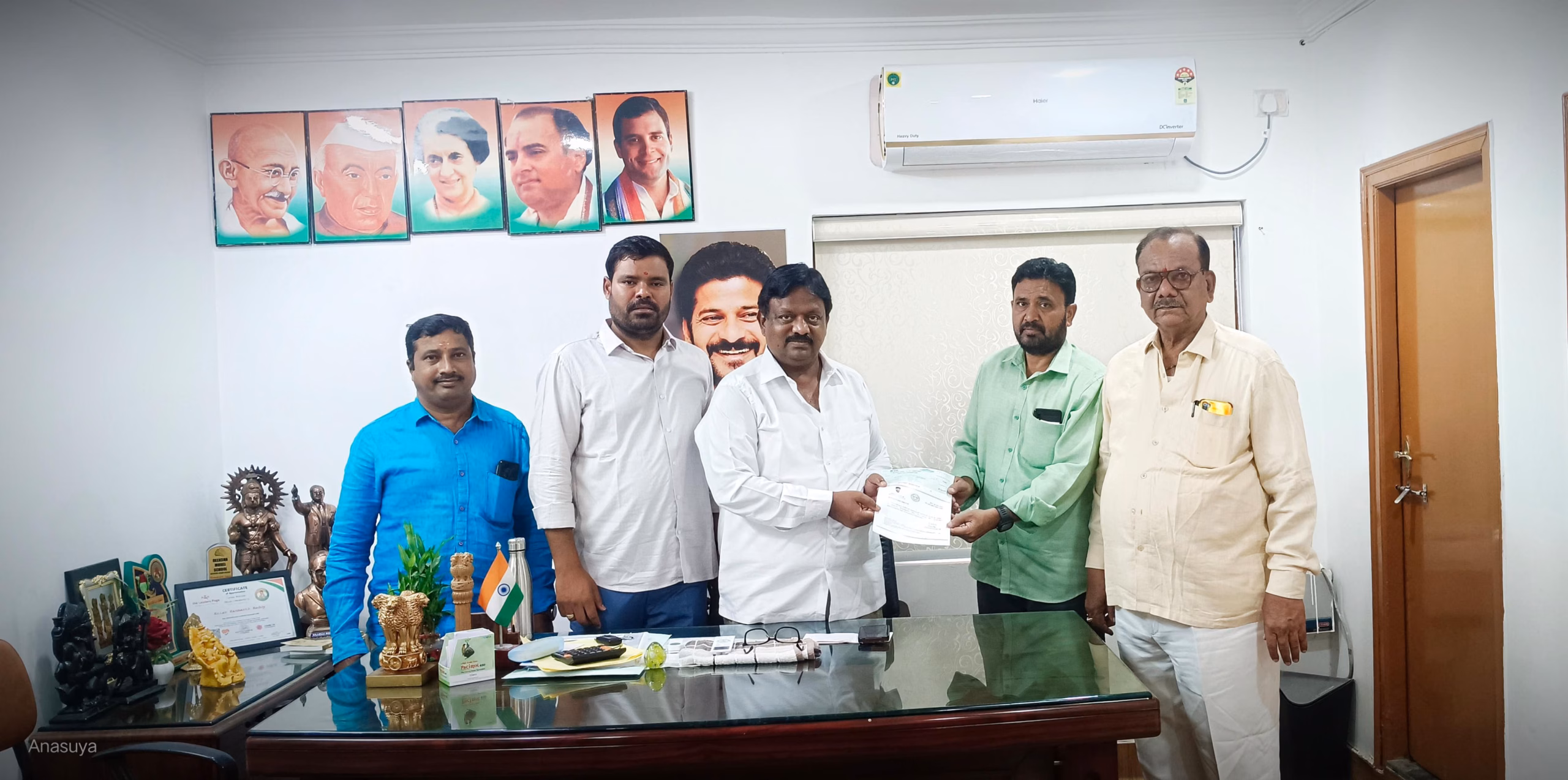 లబ్ధిదారునికి ముఖ్యమంత్రి సహాయనిధి చెక్కును